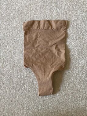 SKIMS Nude/Tan high waist Seamless Shaping Thong